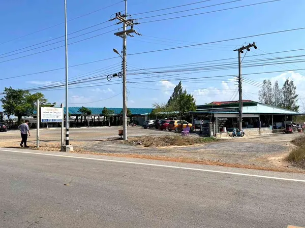 ขายที่ดินพร้อมบ้านพัก ทำเลศักยภาพสูง วิวนาเกลือสวย จ.เพชรบุรี