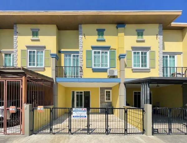 ทาวน์เฮ้าส์มือสองนนทบุรี โครงการ โกลเด้นทาวน์ รัตนาธิเบศร์-สถานีรถไฟฟ้าไทรม้า เนื้อที่ 21.2 ตร.ว. พื้นที่ใช้สอย 131 ตร.ม. ฟังก์ชัน 4 ห้องนอน 3 ห้องน้ำ จอดรถได้ 2 คัน