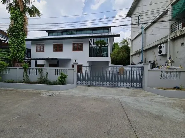 ให้เช่าบ้านเดี่ยว2ชั้นย่านโชคชัย4ลาดพร้าว ใกล้MRTโชคชัย4 200 ตร.ม.ย่านโชคชัย4ลาดพร้าว เหมาะทำโฮมออฟฟิศ