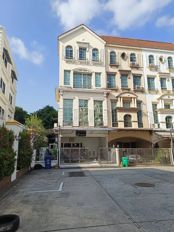 ขาย ทาวน์เฮ้าส์ พร้อมโกดัง ม.กลางกรุง ถนนเจริญราษฎร์ 52 ตารางวา