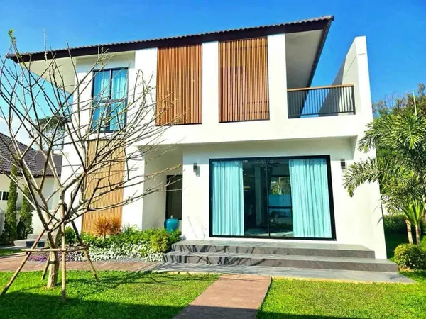 บ้านสวย Pool Villa สร้างใหม่ 5 ห้องนอน โซนหางดง เชียงใหม่ สะดวกสบาย เดินทางเข้าเมืองง่าย ใกล้สนามบินเพียง 15 นาที!