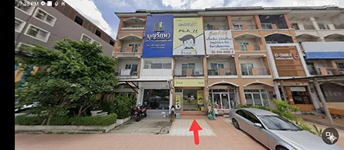 *ให้เช่าอาคารพาณิชย์ ลานจอดรถด้านหน้า ให้เช่าชั้น 1 และ/หรือชั้น 2 ติดถนนคู้บอน Commercial building for rent with front parking area.
Ground floor and/or second floor available for rent.