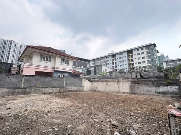 ขายที่ดิน 56 ตรว. เขตห้วยขวาง ประชาอุทิศ เหมาะสร้างบ้าน ใกล้ สนง. เขตห้วยขวาง หน้าหมู่บ้านมี 7-11 ร้านอาหารมากมาย ใกล้ ร