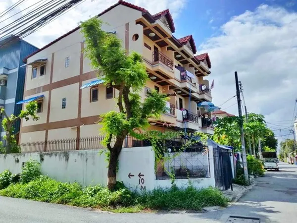 ทาวน์เฮาส์ 3 ชั้นหลังมุม 4นอน 3 น้ำซอยอ่อนนุช 36-44 สุขุมวิท77 MRT ศรีนุช 2 กม. BTS อ่อนนุช 4 กม. 36 ตร.ว. 430 ตร.ม.