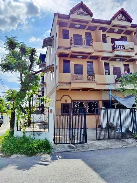 ซอยอ่อนนุช 36-44 สุขุมวิท77 BTS อ่อนนุช 4 กม. 36 ตร.ว. 430 ตร.ม. MRT ศรีนุช 2 กม.ทาวน์เฮาส์ 3 ชั้นหลังมุม 4นอน 3 น้ำ