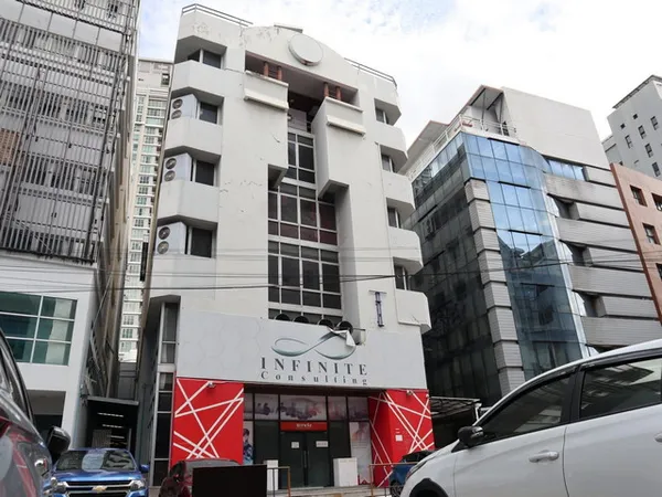 อาคารพาณิชย์ มีลิฟต์ ติดMRTรัชดาภิเษกเพียง100เมตร 1,150 sq.m. จอดรถได้ 6 คัน 7 ชั้น