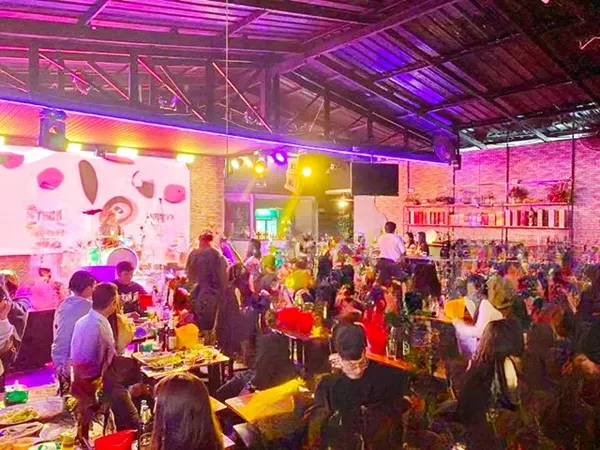 ร้านอาหารกึ่งผับ 3 นอน 5 น้ำ และสนามบินสุวรรณภูมิ 85ตร.ม.ทำเลศักยภาพย่านทางเข้าสนามบิน โรบินสัน ไลฟ์สไตล์ ลาดกระบัง 2 กม