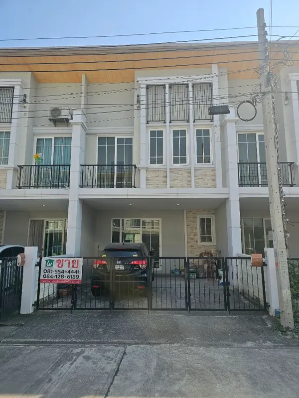 ขายทาวน์เฮ้าส์ 2 ชั้น  หมู่บ้านโกลเด้นส์ทาวน์ บางน