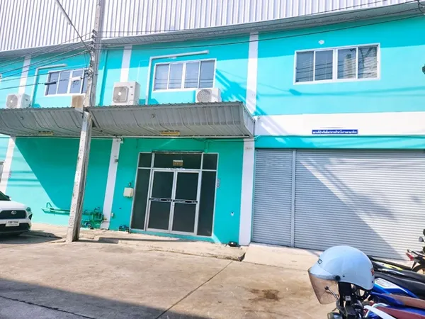 ตลาดชุมชนบางปลากด 700 ม. รร. วัดใหญ่ 900 ม. สุขสวัสดิ์98-104 รง4. ออฟฟิศ 285ตร.ม. ร้บน้ำหนักได้มาก 3ตัน ไฟ3เฟส ขอใบอนุญา