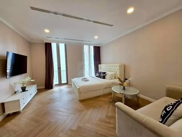 ให้เช่าทาวน์โฮม 8 ชั้น 680 ตร.ม. ถนนสุขุมวิท 49 พร้อมลิฟท์และสระว่ายน้ำ ใกล้ BTS พร้อมพงษ์