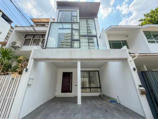 ทาวน์โฮม สุขุมวิท 15 ทำเลอโศก-นานา ปรับปรุงใหม่แล้ว ขายพร้อมผู้เช่า-Townhome for Sale – Sukhumvit 15 (Asoke–Nana) | Renovated | Tenanted Investment