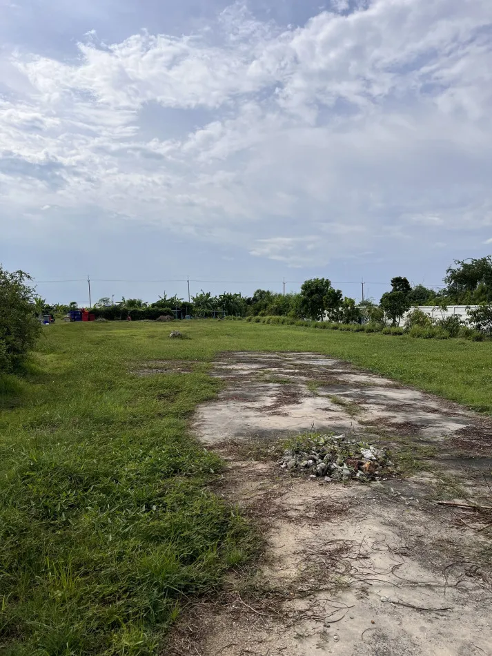 ขาย ที่ดินสีม่วง 2-2-8 ไร่ ถมแล้ว ติดถนน ใกล้นิคมเ