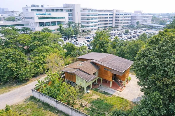 บ้านไม้สัก 2 ห้องนอน รพ.เมืองลำปาง 300 ม.ให้เช่า คฤหาสน์ 2 ห้องน้ำ ใกล้ตลาดเทศบาลเมืองลำปาง 900 ม. ที่ดิน 150 ตร.ว. 600 