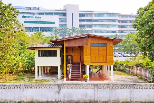 รพ.เมืองลำปาง 300 ม.ให้เช่า คฤหาสน์ บ้านไม้สัก 2 ห้องนอน 2 ห้องน้ำ ใกล้ตลาดเทศบาลเมืองลำปาง 900 ม. ที่ดิน 150 ตร.ว. 600 