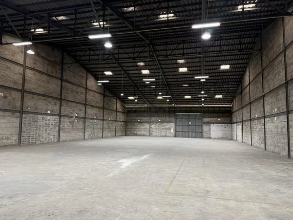 ให้เช่าโกดัง 800 ตร.ม. ถนนบางนา-ตราด กม.11 ใกล้บุญถาวร บางนา และสนามบินสุวรรณภูมิ