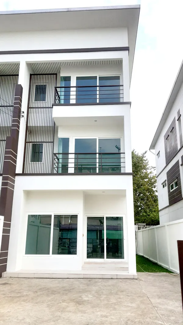 ขายด่วน! บ้านแฝด 3 ชั้น  สภาพมือหนึ่ง  ทำเลทองติดถ.สุคนธสวัสดิ์ เดินไปสตรีวิทย์ 2 ได้! เจ้าของขายเอง ราคา 6.9 ล.