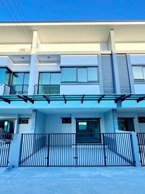 ตลาดจัมโบ คลอง3 ทาวน์โฮม 2 ชั้น พร้อมเฟอร์ฯครบ 3 นอน ผู้ใช้คนแรก บงกช ธรรมกาย รังสิตคลอง2 1.7กม. 2 น้ำ ม.ธรรมศาสตร์ 20ตร