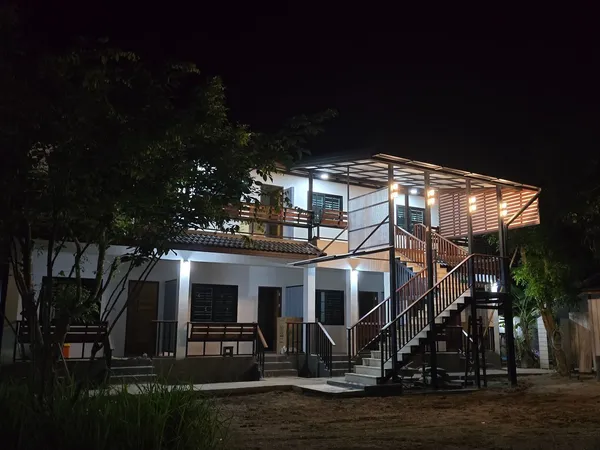 ขายเกสต์เฮาส์พร้อมร้านกาแฟ บรรยากาศบ้านสวน ทำเลดี ติดถนนใหญ่ อ.เสริมงาม จ.ลำปาง 