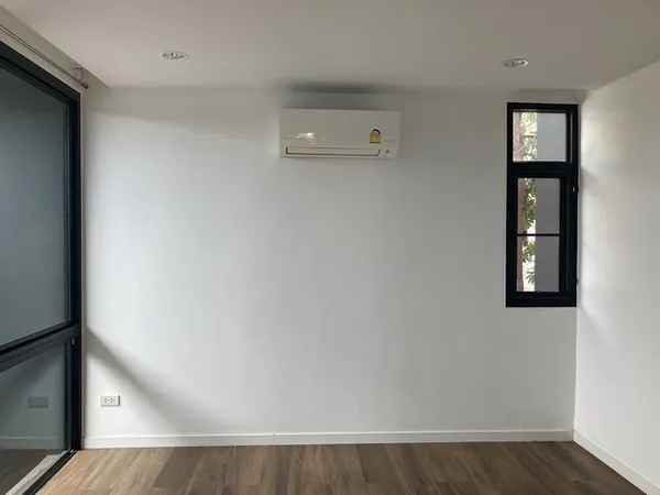 ให้เช่า สำนักงาน 3 ชั้น เดินทาง เพียง 3 นาที จาก MRT สุทธิสาร และ เพียง 850 เมตร จาก สี่แยกสุทธิสาร ถนนวิภาวดี