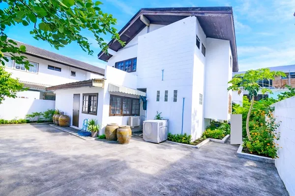 จอดรถ5คัน ทำเลเสนานิคม ลาดพร้าว บ้านเดี่ยว 90 ตร.ว.300ตร.ม. 5-6นอน 2น้ำ ใกล้ BTSเสนานิคม และ รร.สตรีวิทยา2 1กม.