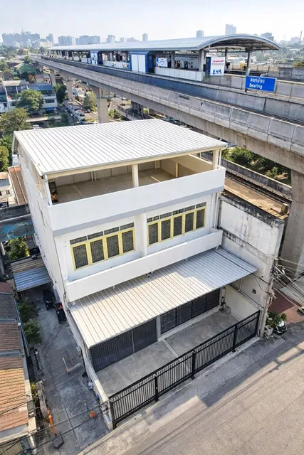 คุณคือคนแรก ถ.สุขุมวิท 107 BTSแบริ่ง 1.4กม. อาคาร 4 ชั้น 5นอน 3 น้ำ อาคารสำนักงาน 2 คูหา135 ตร.ว.540 ตร.ม.