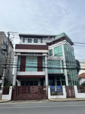 ให้เช่าสำนักงาน ติดถนนเมนบางใหญ่ซิตี้ พร้อมใช้งาน มีห้องประชุมโต๊ะยาว ระบบลำโพง ห้องผู้บริหาร ห้องพักผ่อน (RF133)