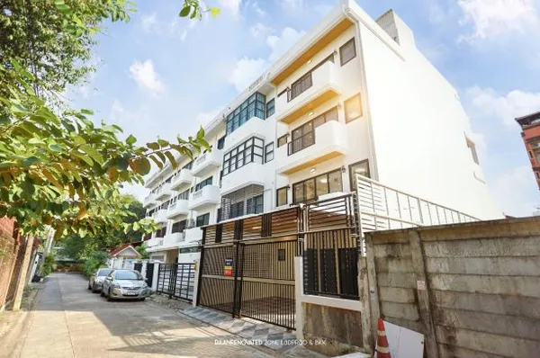 ขายทาวน์โฮมหลังใหญ่ 4 ชั้น 52 ตรว. 6 ห้องนอน ประชาอุทิศ ซอย 1 ย่านห้วยขวาง รีโนเวทใหม่พร้อมอยู่ เข้าออกหลายทาง จอดรถ 6 ค