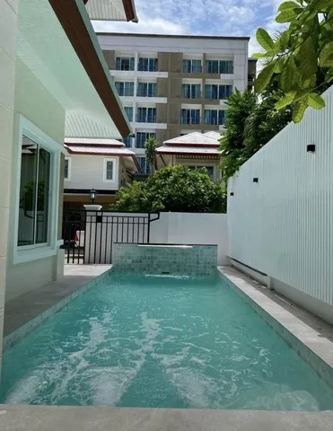 Rachawadi บ้านหรูที่สมดุลทั้งพื้นที่และพลังงาน พร้อมเข้าอยู่ บ้านที่ออกแบบให้พื้นที่โล่ง โปร่ง รับแสงและการไหลเวียนของอา