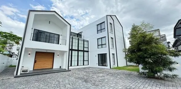 ขายด่วนบ้านเดี่ยวดีไซน์หรู กรุงธนบุรี 4 เดิน 1 นาทีถึง BTS ใกล้ ICONSIAM พื้นที่ 530 ตร.ม.