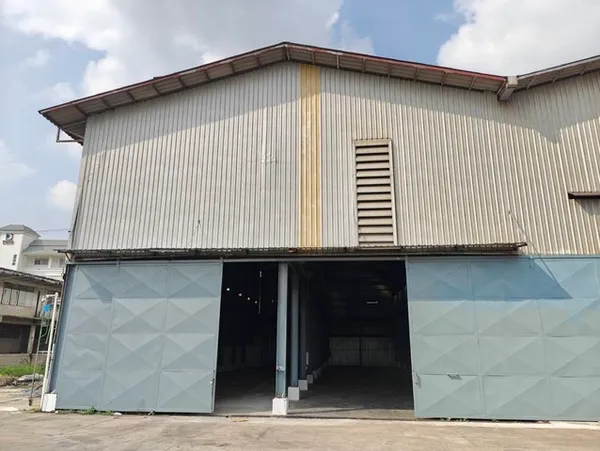 ให้เช่าโกดัง ตั้งอยู่ริมถนนเศรษฐกิจ 1 เทศบาลอ้อมน้อย กระทุ่มแบน พื้นที่ใช้สอย 575 ตร.ม. ยาว 36 เมตร กว้าง 16 เมตร สูง 12