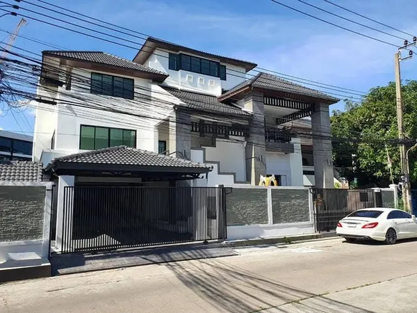 ให้เช่าอาคารสำนักงาน4.5 ชั้น  ใน  ศรีวรา Town in Townใกล้ทางด่วน เอกมัย - รามอิทรา 2 นาที  เซ็นทรัลอีสวิล  CDC
