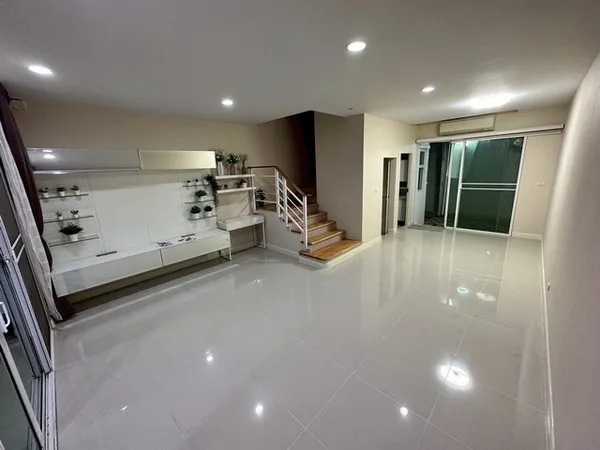 ให้เช่าโฮมออฟฟิศ 3 ชั้น ใกล้จุดขึ้นลงทางด่วน โครงการ บ้านกลางเมือง พระราม3 – ราษฎร์บูรณะ