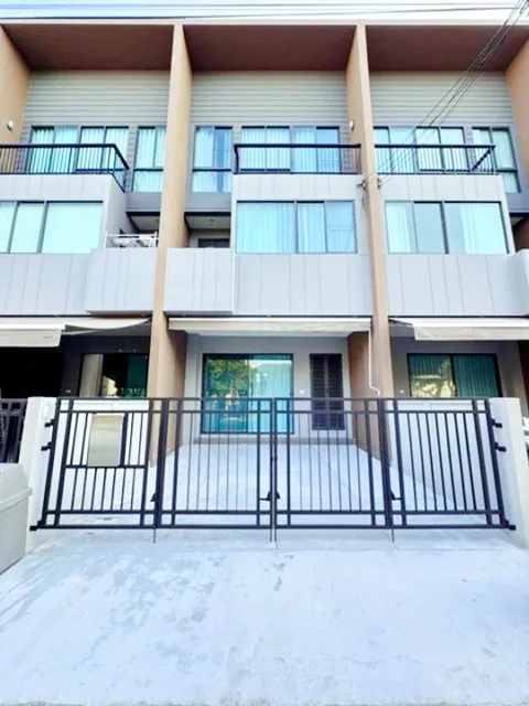 บ้านกลางเมือง ทาวน์โฮม 3 ชั้น 3 นอน 3 น้ำ รร.นานาชาติ ไบรท์ตัน กรุงเทพฯ 900 ม.ARL บ้านทับช้าง 3.5 กม. พระราม9-กรุงเทพกรี