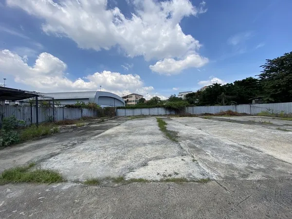 RL0023ให้เช่าที่ดินติดถนน ย่าน เลียบด่วนรามอินทรา เนื้อที่  358 ตารางวา พื้นเทคอนกรีตแล้ว ใกล้ตลาดเลียบด่วนเอกมัยรามอินทรา ใกล้สายสีชมพู สถานีวัชรพล
