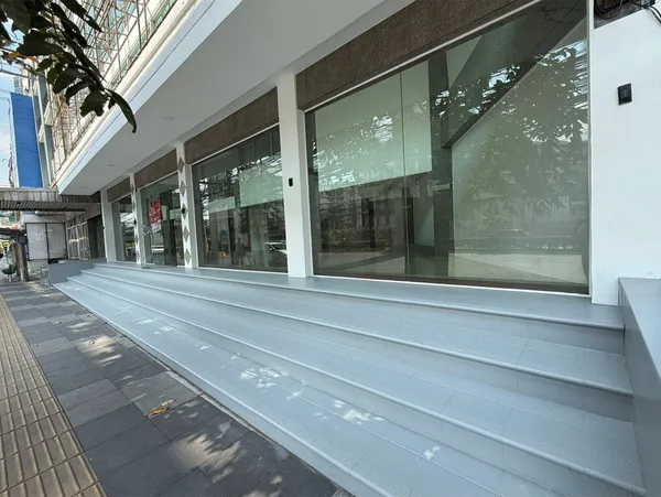 ขายอาคารพาณิชย์ สำนักงาน 5 ชั้น พื้นที่กว่า 849 ตารางเมตร ทำเลดี ติดถนนลาดพร้าว ติดรถไฟฟ้าสีเหลือง สถานีบางกะปิ 10 เมตร