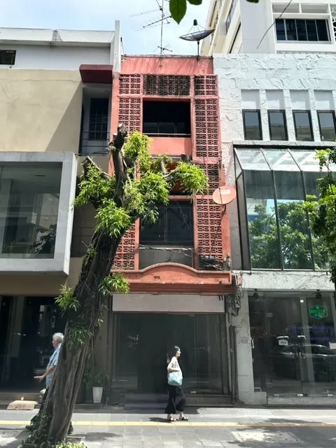 ให้เช่าอาคาร 3 ชั้น 1 คูหา ติดหน้าถนนเมน สุขุมวิท ใกล้ Emquatier 500 เมตร ใกล้ BTS พร้อมพงษ์ ทำเลดีมาก แหล่งอาศัยของชาวต