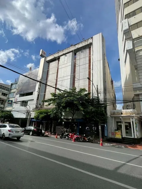 ให้เช่าอาคารพาณิชย์ 4 ชั้นครึ่งไม่รวมดาดฟ้า 4 คูหา ติดถนนใหญ่ อยู่ใจกลางถนนเยาวราช ทำเลชั้นยอดสำหรับทำโฮสเทล ร้านอาหาร ส