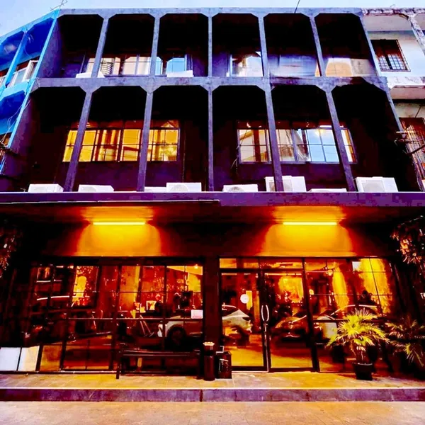 เซ็นทรัล ลาดพร้าว 300 ม. MRT พหลโยธิน 150 ม. คาเฟ่ คลินิก โชว์รูม อาคาร 3 ชั้น 7 นอน 5 น้ำ อาคาร 2 คูหาตีทะลุ