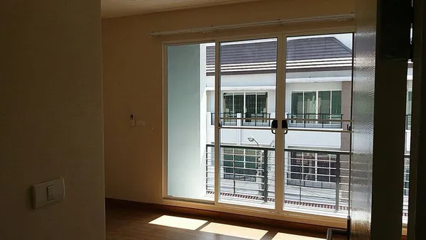 ขายทาวน์โฮม3ชั้น บ้านกลางเมือง หมู่บ้านติดถนน ใกล้เซ็นทรัลอีสต์วิวล์ ราคาดีทำเลดีมาก ติดต่อผึ้งรติ 0619419639