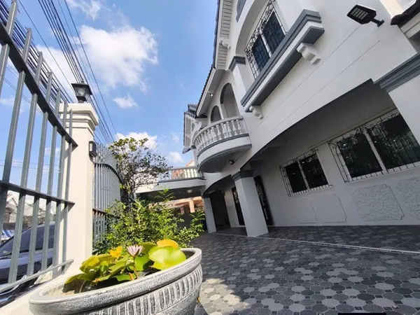 เช่าบ้านเดี่ยวรีโนเวทใหม่ 6 นอน 8 แอร์ สุขุมวิท 101/1 จดบริษัทได้-เลี้ยงสัตว์ได้ พื้นที่กว้าง จอดรถได้หลายคัน