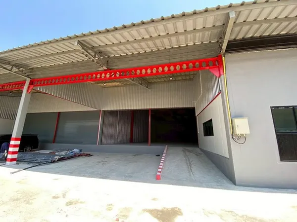 ให้เช่าโกดังยกสูง 540 ตรม ถนน ศรีนครินทร์ – หนามแดง พื้นรับน้ำหนักได้ 3 ตัน/ตร.ม. ระบบไฟฟ้า 3 เฟส รถเทเลอร์เข้าได้ (RK955)