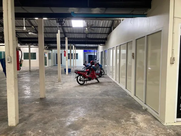 ให้เช่าโกดังพร้อมออฟฟิศ ขนาด 1200 ตารางเมตร ลาดพร้าว 60 ตรงข้ามโชคชัยสี่
(RK855)