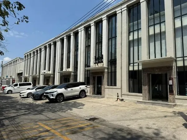 ออฟฟิศ 3 ชั้น พร้อมโกดัง! เช่าสำนักงานอุดมสุข 31 พื้นที่ 351 ตร.ม. ไฟฟ้า 100 Amp ใกล้ BTS อุดมสุข