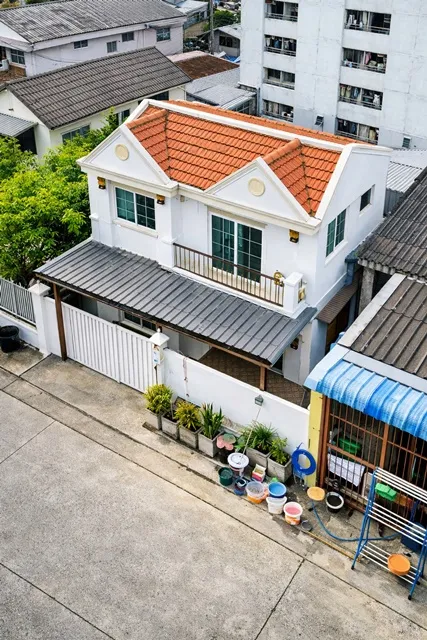 MRTเดอะมอลล์ บางกะปิ 400 ม. MRT บางกะปิ 800 ม. บิ๊กซี ลาดพร้าว 900 ม. บ้านเดี่ยว 4 นอน 2 น้ำ 50 ตร.ว. 200 ตร.ม.