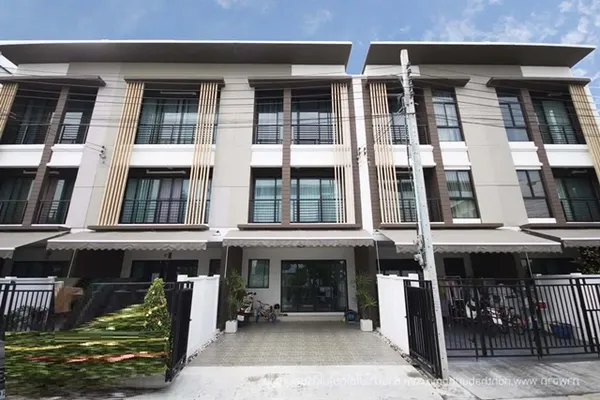 เฟอร์ครบ! ซ.กำนันแม้น MRT บางแค 1.44กม. ทาวน์เฮาส์หลังมุม 3 ชั้น 3 นอน กัลปพฤกษ์ 3 น้ำ ใกล้ ซีคอนบางแค ขนาด 16.5 ตร.ว. 1