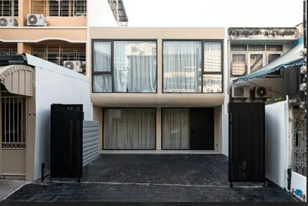 ขายทาวโฮม2ชั้นตกแต่งพร้อมอยู่  ใกล้บีทีเอสเซนหลุยส์ ใกล้โรงเรียนกรุงเทพคริสเตียนวิทยาลัย
