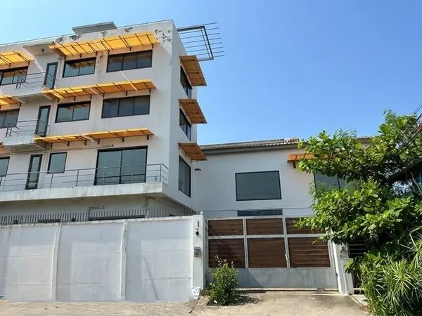 RKJ370ให้เช่าโกดัง พร้อมสำนักงาน4ชั้น  ซอย สุขุมวิท 101 ปากซอยติดทางขึ้นรถไฟฟ้า BTS ปุณณวิถี