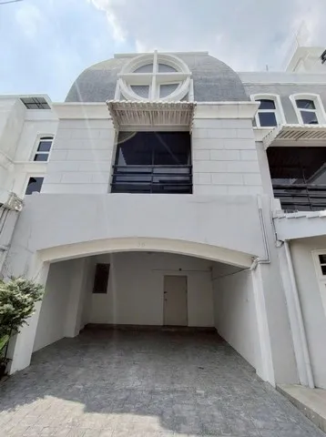 ให้เช่าทาวน์โฮม 4 ชั้น 40 ตร.ว. ซอยเจริญใจ ใกล้ BTS เอกมัย (กำลังรีโนเวท)