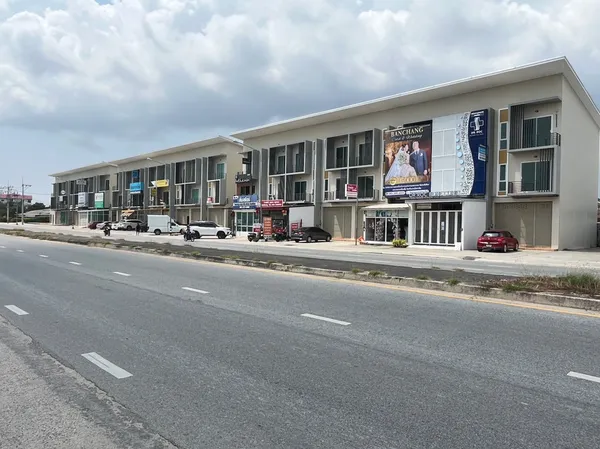 โครงการ มิราเคิล แกรนด์ทาวน์ ติดถนนบูรพาพัฒน์ บ้านฉาง ระยอง ทาวน์โฮมใหม่ (5 ยูนิตสุดท้าย) 22.5 ตารางวา 4 ห้องนอน 3 ห้องน้ำ พร้อมเข้าอยู่ได้ทันที