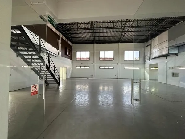 ให้เช่าโกดังซอยปุณวิถี 29 พร้อมสำนักงาน 4ชั้น เนื้อที่ 250 ตร.ว. พื้นที่ใช้สอย1,000 ตร..ม. สุขุมวิท 101 ปากซอยติดทางขึ้น